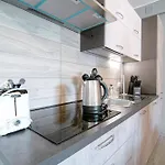 Апартаменты Balcone Vista Lago! Dimora Aurelia Con Piscina Дезенцано-дель-Гарда