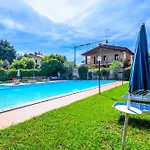 Апартаменты Balcone Vista Lago! Dimora Aurelia Con Piscina Дезенцано-дель-Гарда