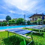 Апартаменты Balcone Vista Lago! Dimora Aurelia Con Piscina Дезенцано-дель-Гарда